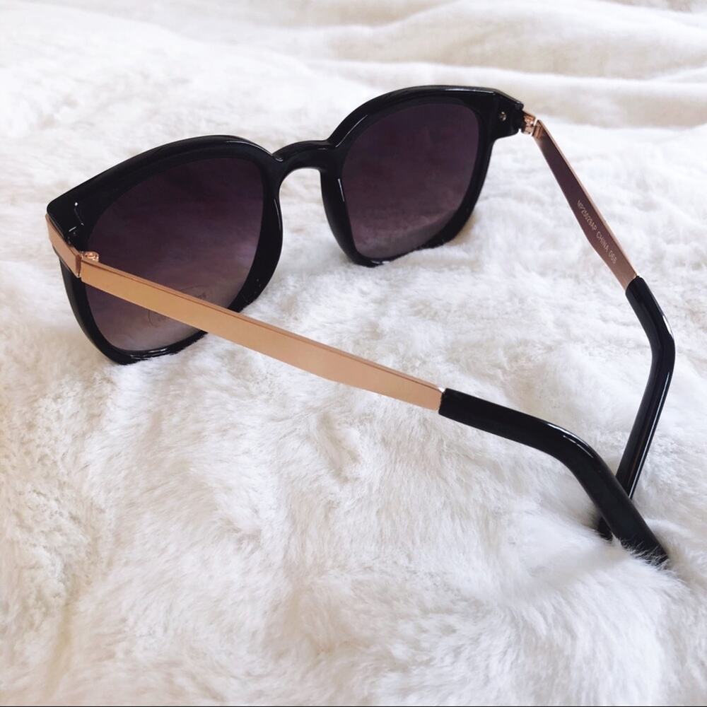 Isabel Black Round Fashion Sunglasses - Picture 7 of 9